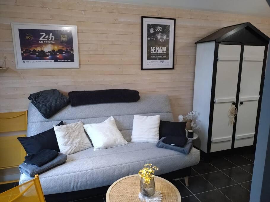 Joli Studio Mezzanine Proche Pole Europeen Yvré-lʼÉvêque Dış mekan fotoğraf